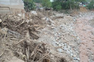 Erosion and debris visible along the dried riverbed in Mocoa, Colombia.